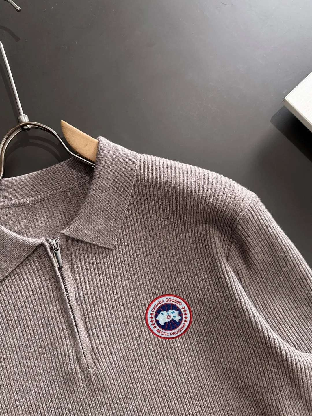 Next day shipping P360 Big Goose 2025 official website latest round neck sweater for autumn and winter, popular models are on sale at the same time at the counter! Specially made of wool blended fabric. It feels comfortable and can be directly in contact with the skin. The logo badge is exquisitely embroidered, which is extremely eye-catching! The details highlight the fashionable charm of big brands. Exquisite workmanship. Three-dimensional cutting style. The wearing effect is invincible and handsome! All three standards are complete! Size: M-3XL